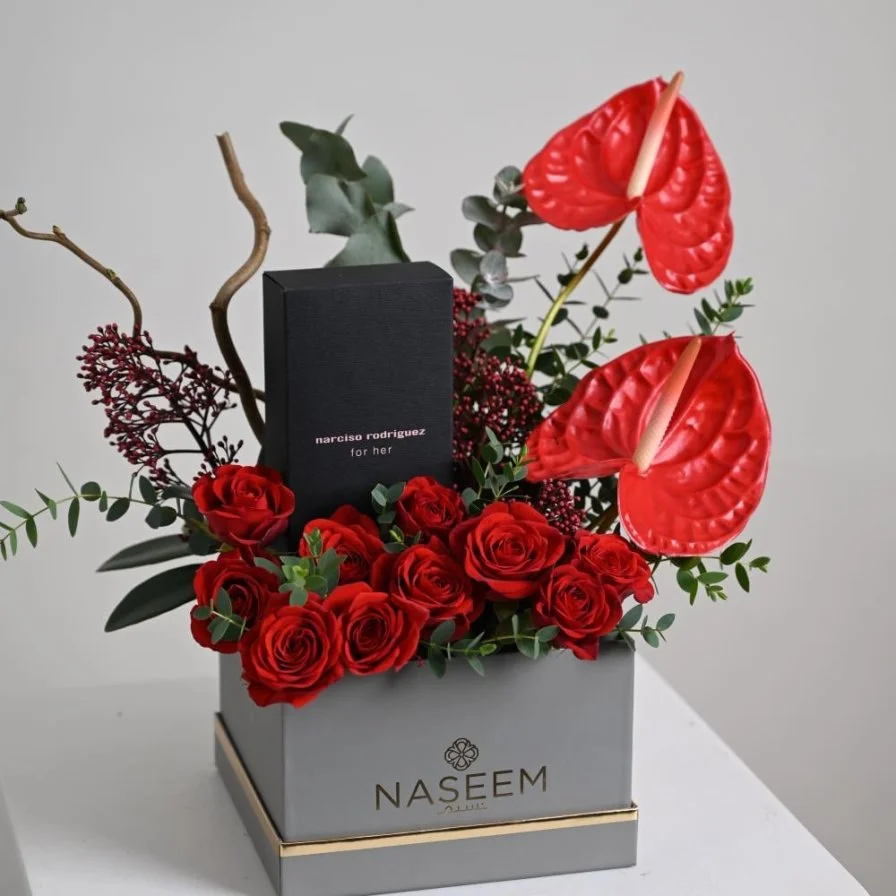 Box Naseem with Anthurium Red and Narciso