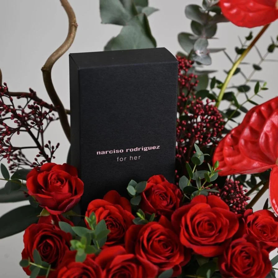 Box Naseem with Anthurium Red and Narciso