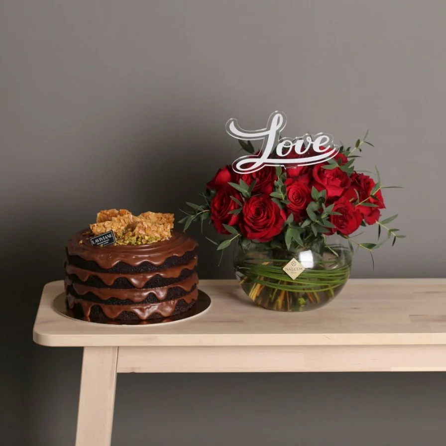 Flower vase with cake from Laviviane
