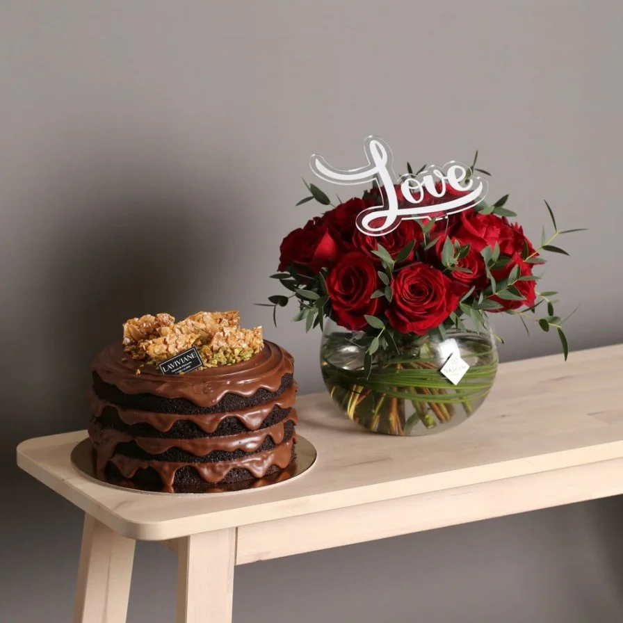 Flower vase with cake from Laviviane