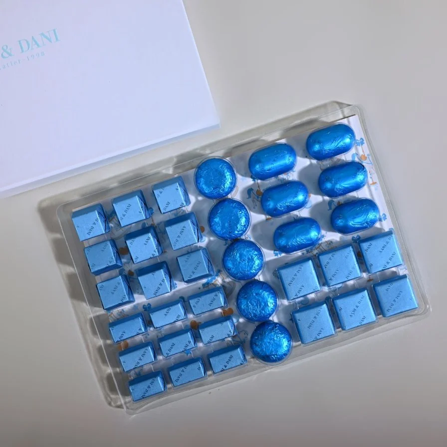 بوكس شوكولاتة بتصميم أنيق بالأبيض والأزرق | أني وداني