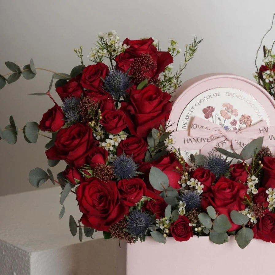 Red roses with Hanoverian chocolate