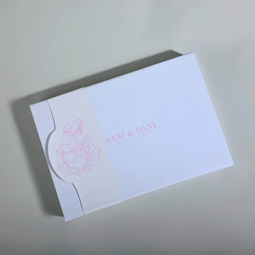 بوكس شوكولاتة بتصميم أنيق بالأبيض و الوردي | أني وداني