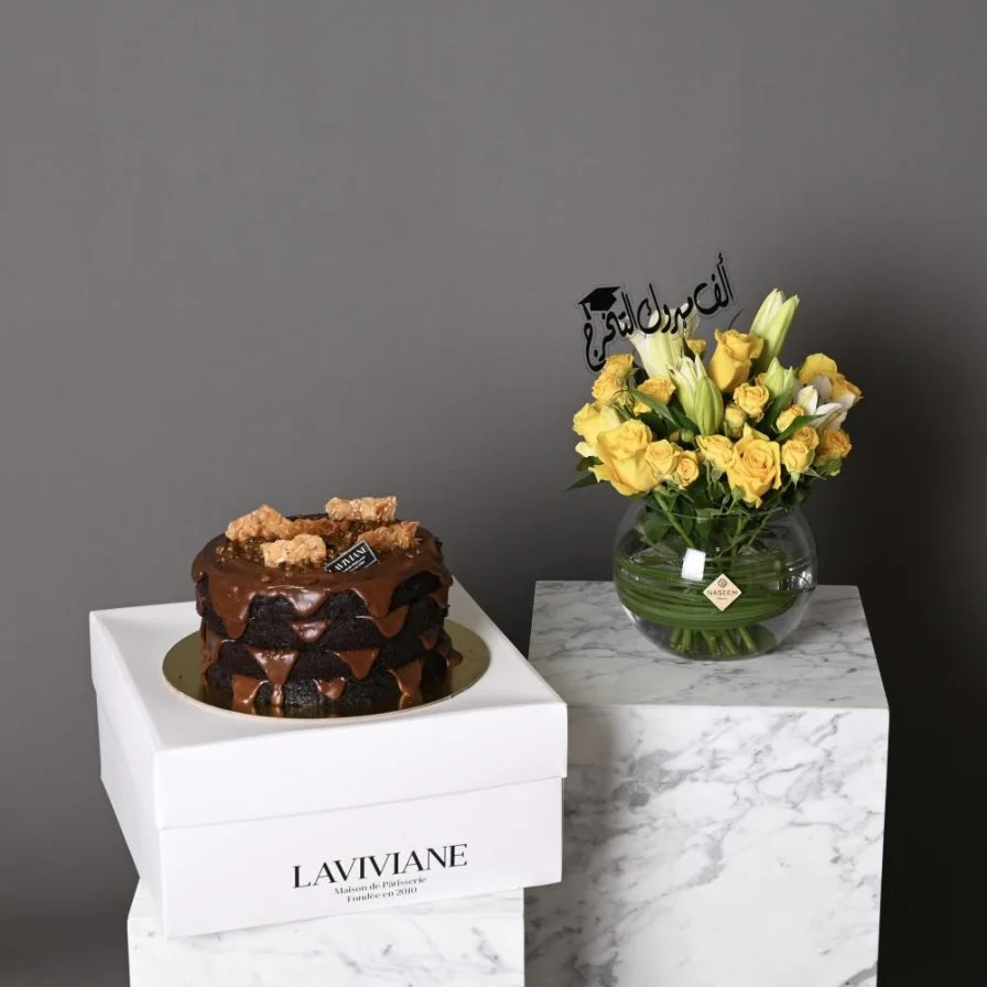 Yellow graduation vase with lavivian cake