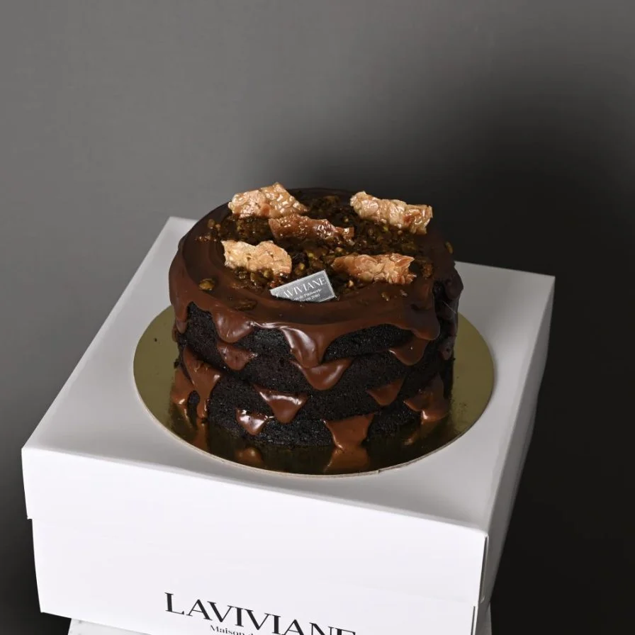 Yellow graduation vase with lavivian cake