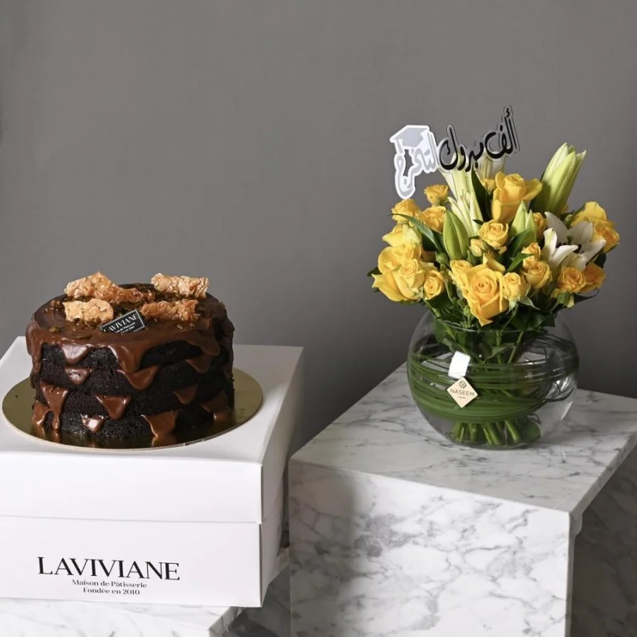 Yellow graduation vase with lavivian cake