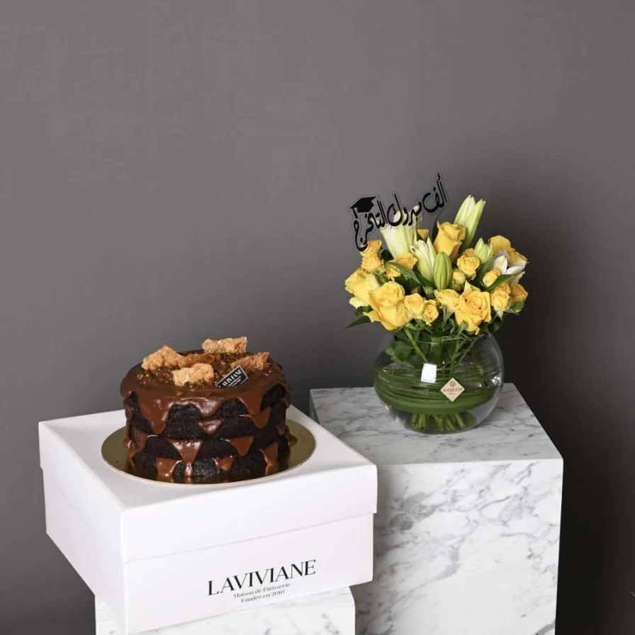 Yellow graduation vase with lavivian cake