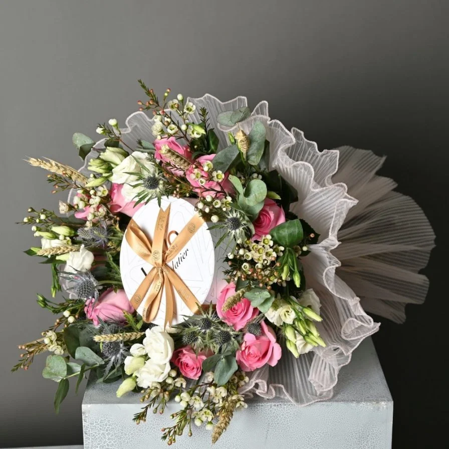 Levo chocolate bouquet with pink roses