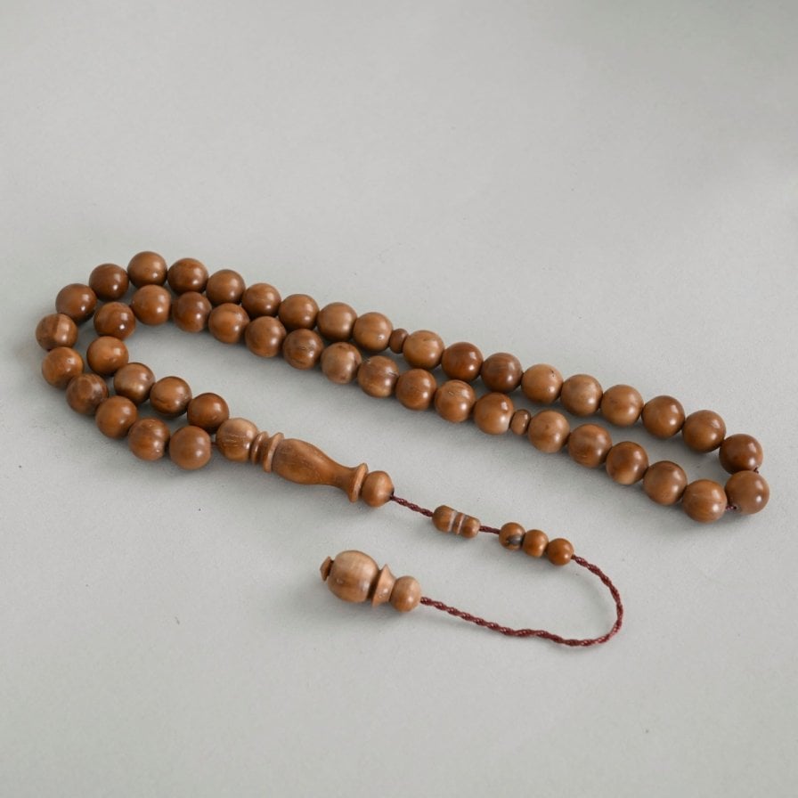 Father's gift Oud and prayer beads | With a vase of roses