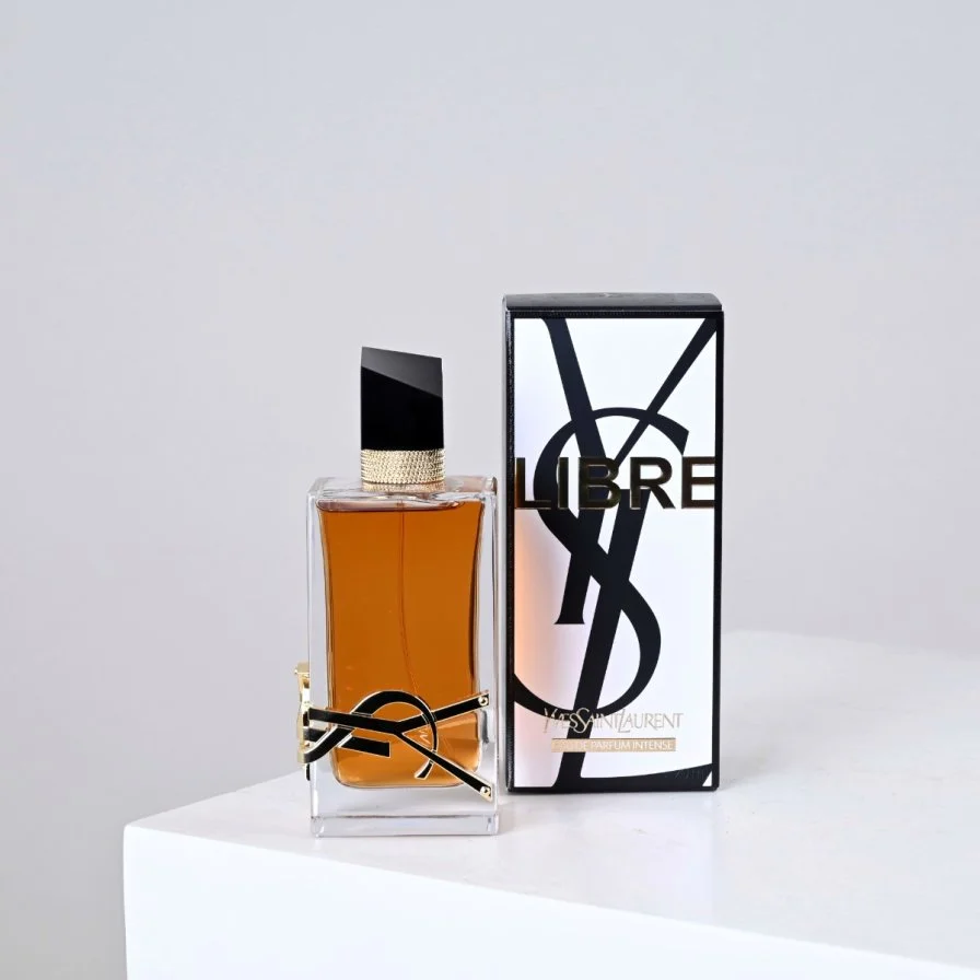 باقة ورد مع عطر اف سان لوران ليبر انتنس 90 مل ( نسائي )