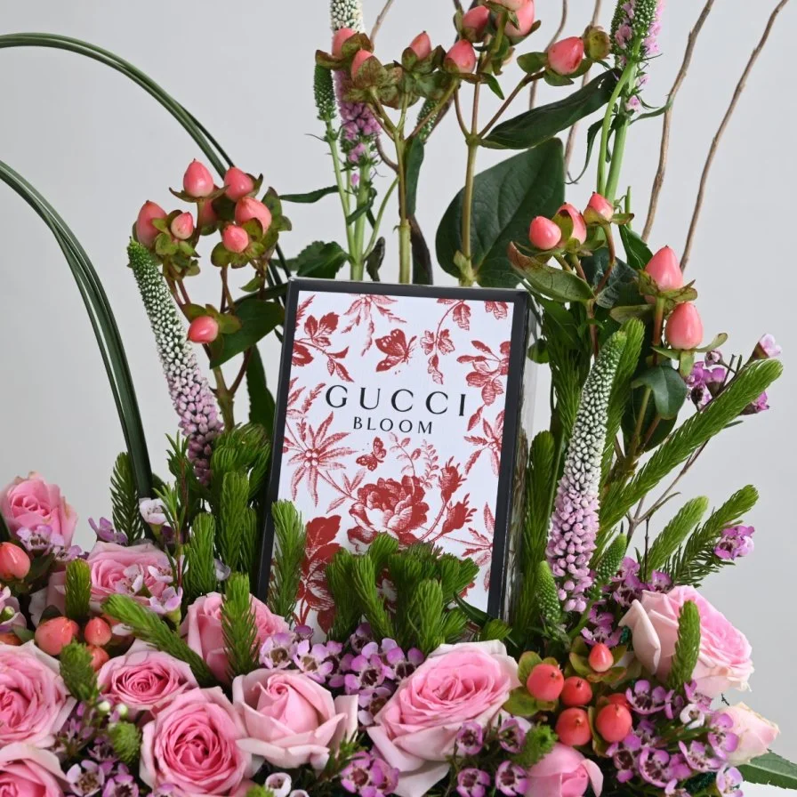 عطر بلوم من قوتشي مع زهور الفيرونكيا