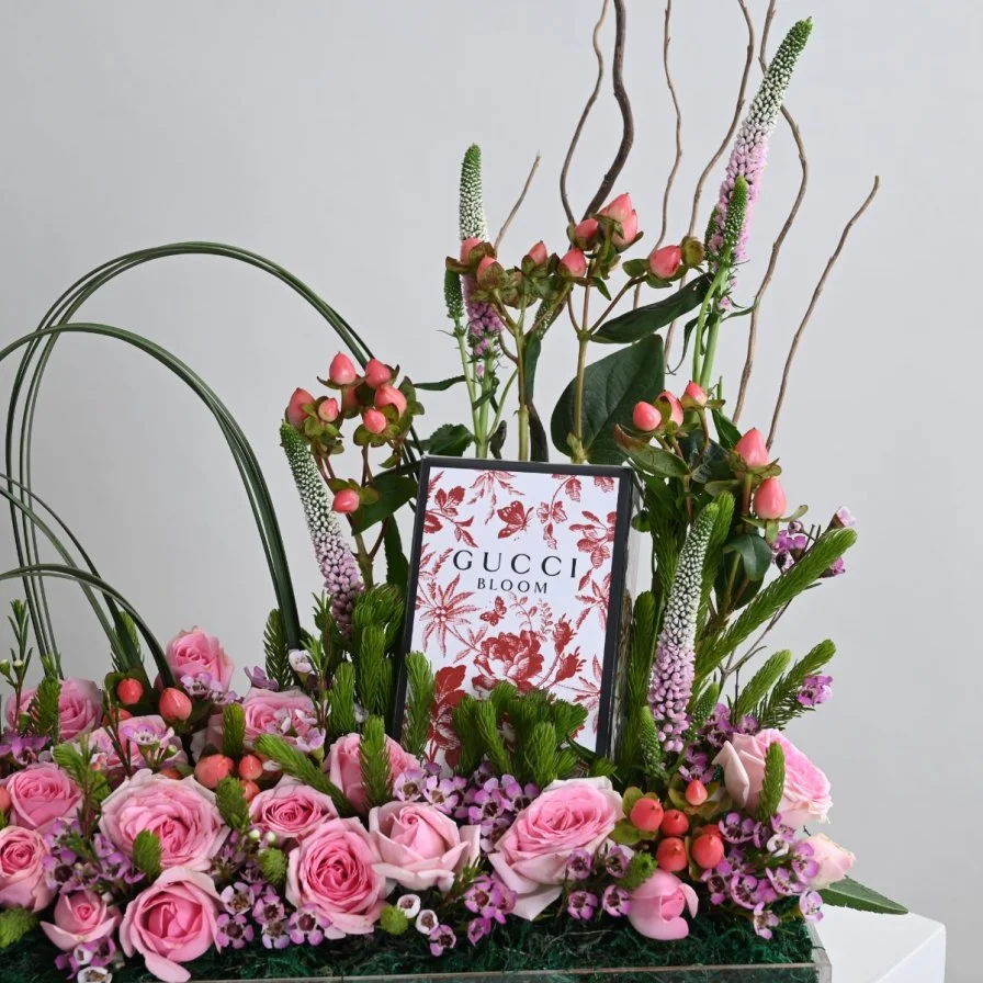 عطر بلوم من قوتشي مع زهور الفيرونكيا