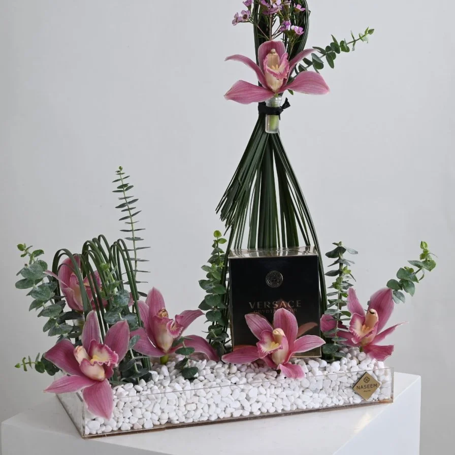 عطر نوار من فيرزاتشي مع زهور السمبيديوم