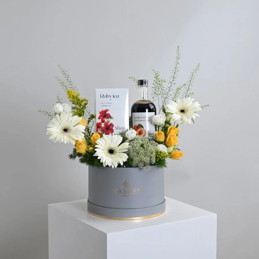 Shaya Gift | Hibiscus Berry Tea with Peach Iced Tea and Yellow Flowers