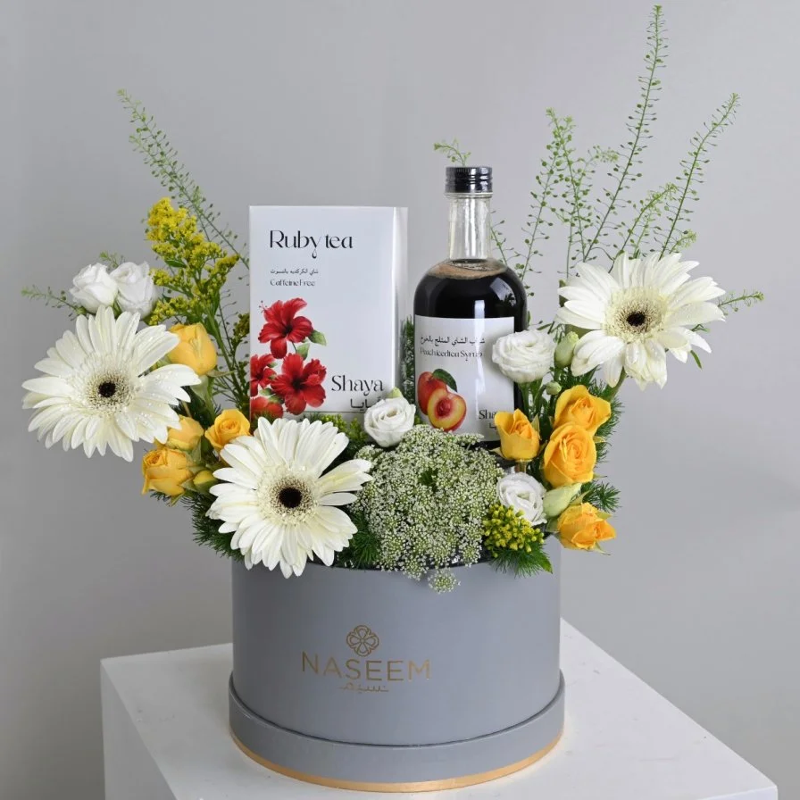 Shaya Gift | Hibiscus Berry Tea with Peach Iced Tea and Yellow Flowers