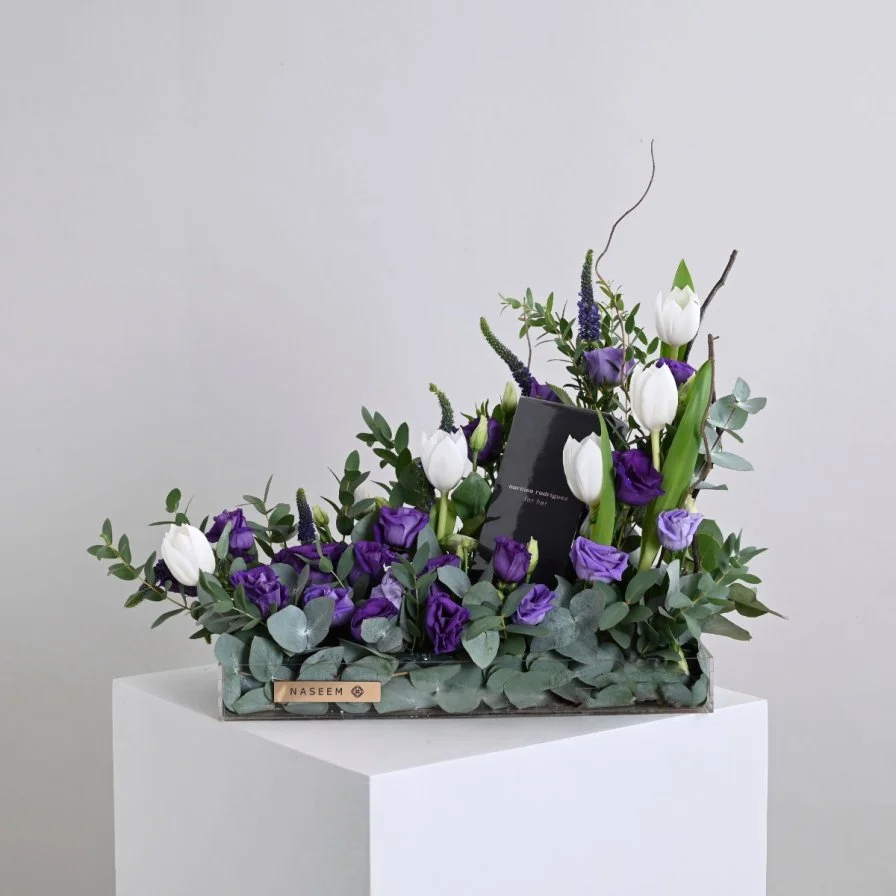 عطر رودريغز من نارسيسو مع زهور الأستوما البنفسجية