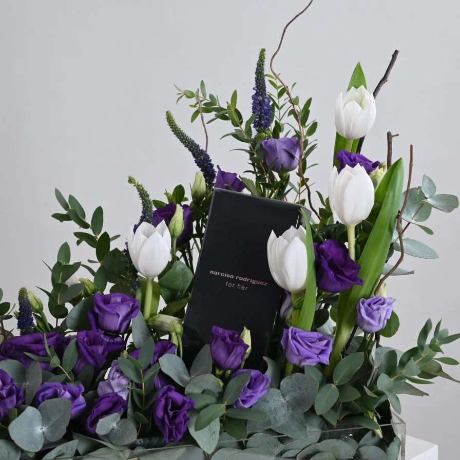 عطر رودريغز من نارسيسو مع زهور الأستوما البنفسجية