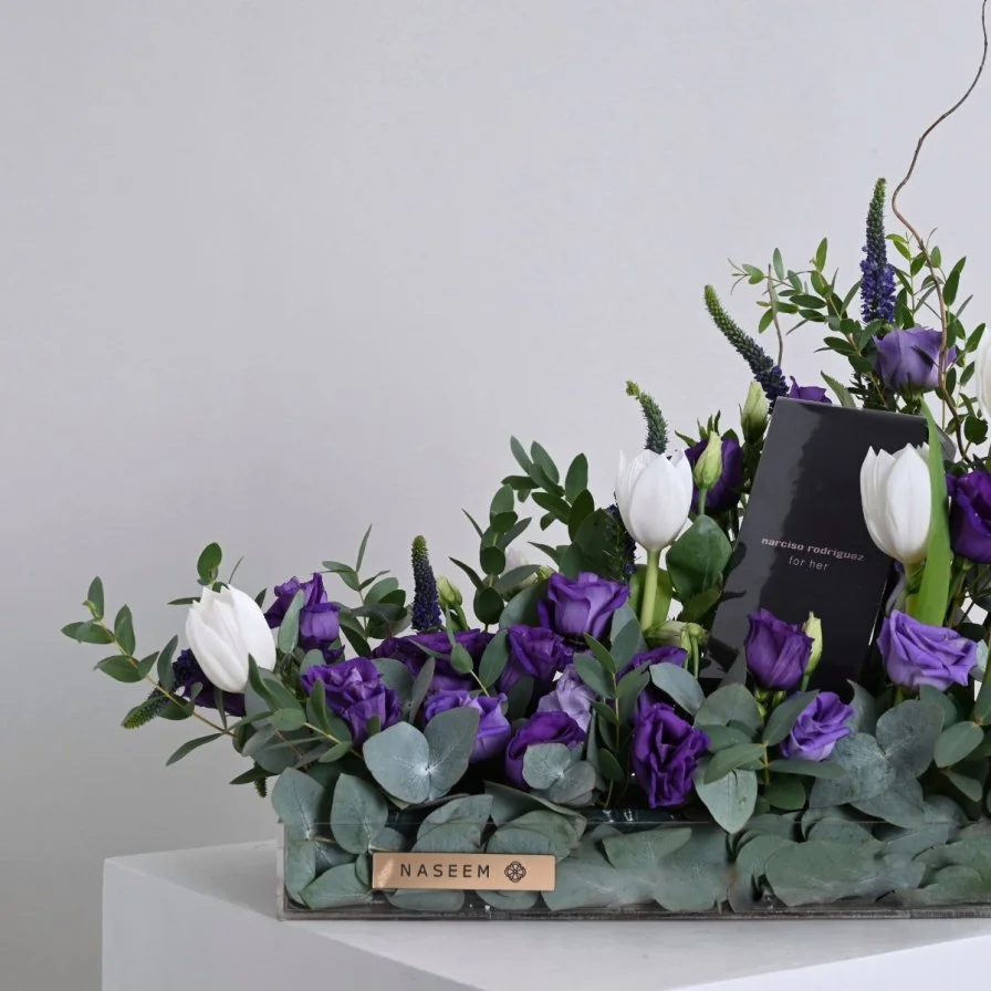عطر رودريغز من نارسيسو مع زهور الأستوما البنفسجية