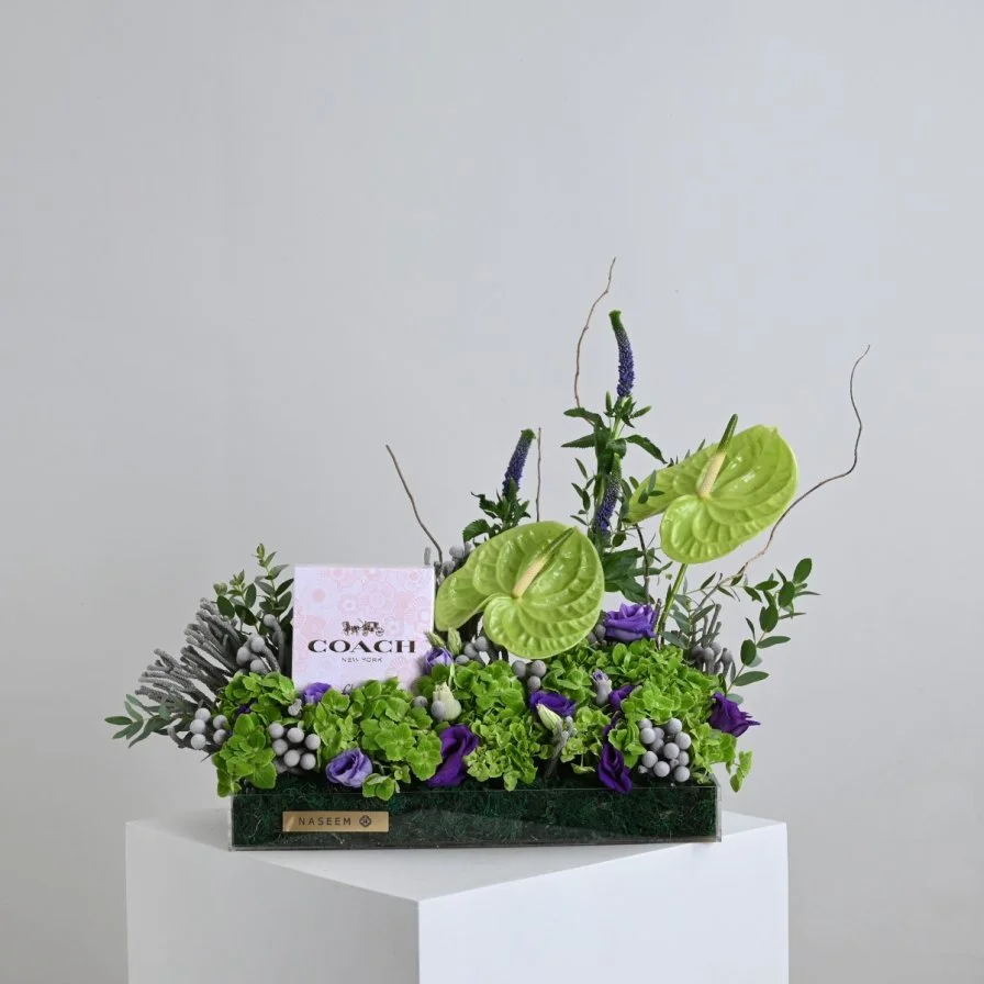 عطر فلورال من كوتش مع زهور الأنتيريوم