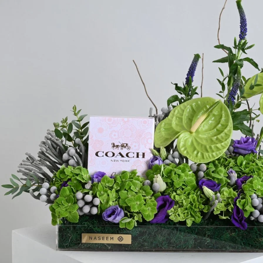 عطر فلورال من كوتش مع زهور الأنتيريوم