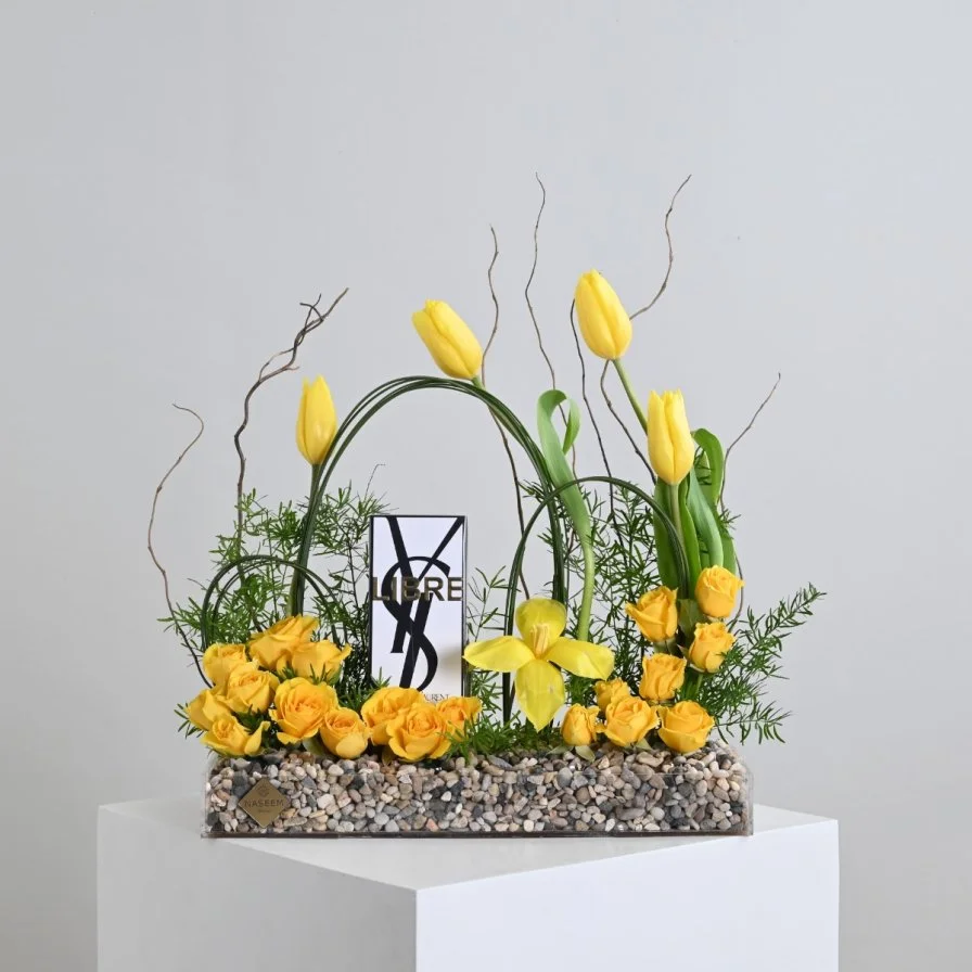 عطر ليبر من سان لوران مع زهور التوليب