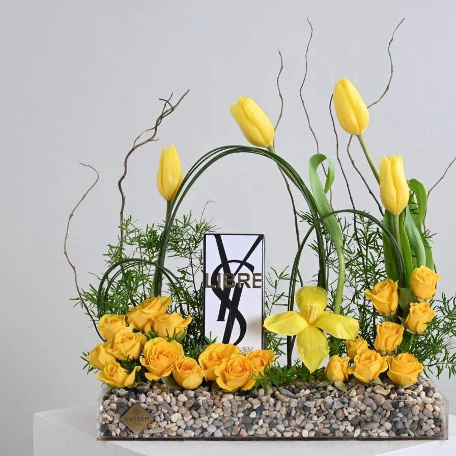 عطر ليبر من سان لوران مع زهور التوليب