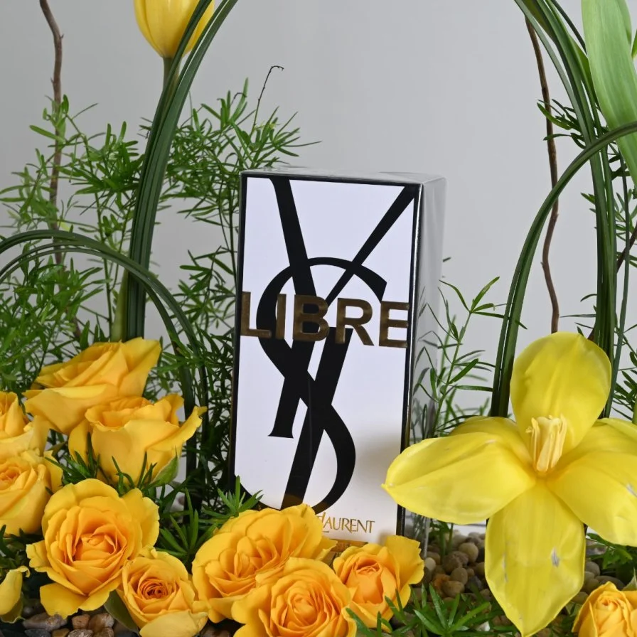 عطر ليبر من سان لوران مع زهور التوليب