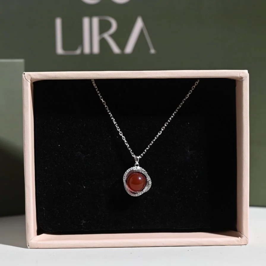 عقد الزمرد الأحمر | ليرا