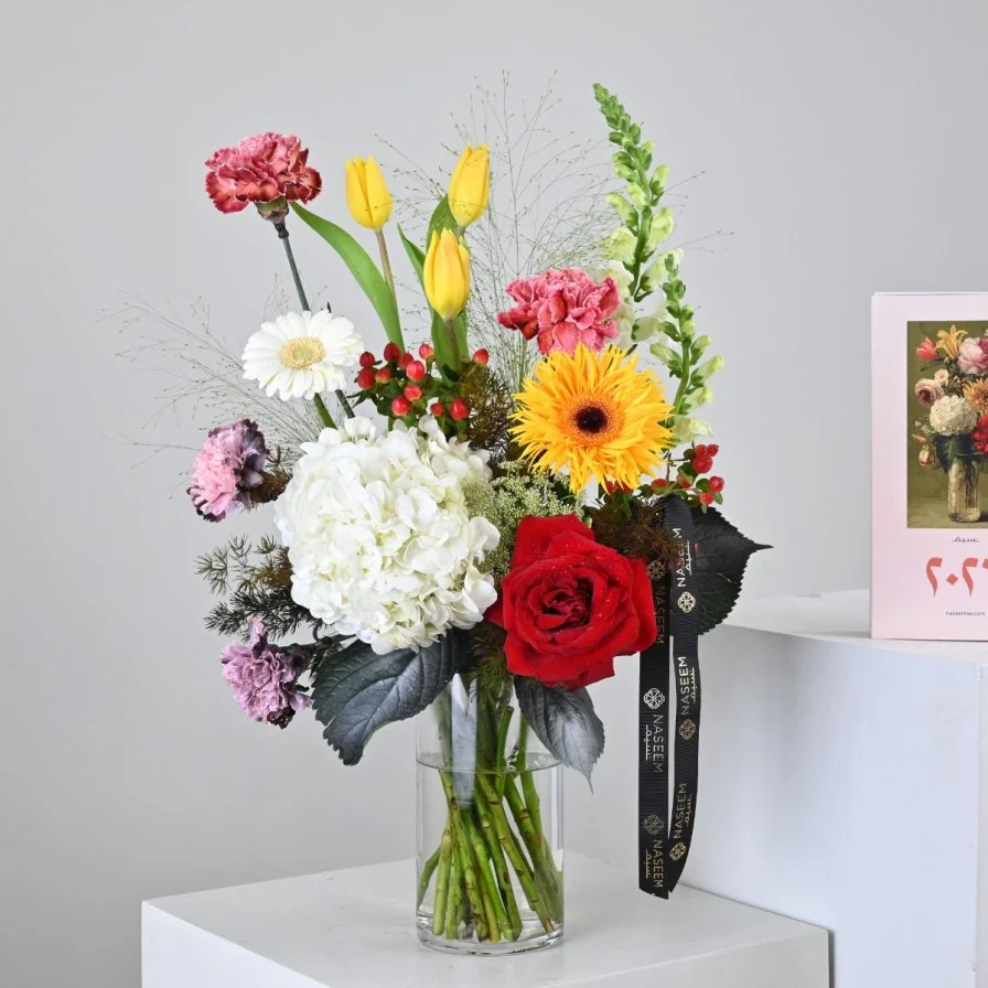 تقويم مكتبي 2026 | مع فازة أزهار النسيم