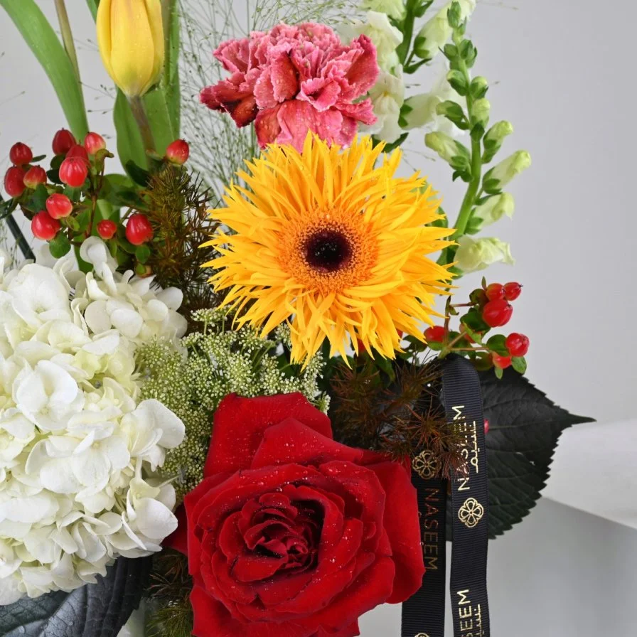 تقويم مكتبي 2026 | مع فازة أزهار النسيم