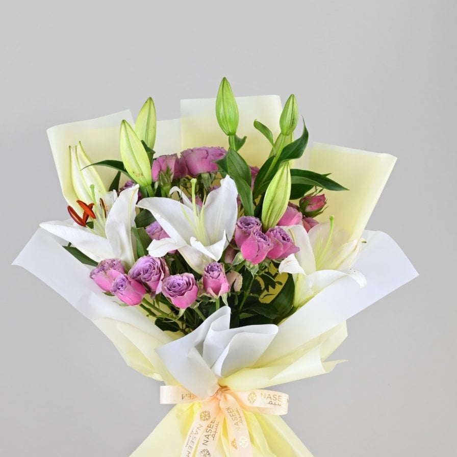 باقة ورد ليليوم ابيض و بيبي روز موف