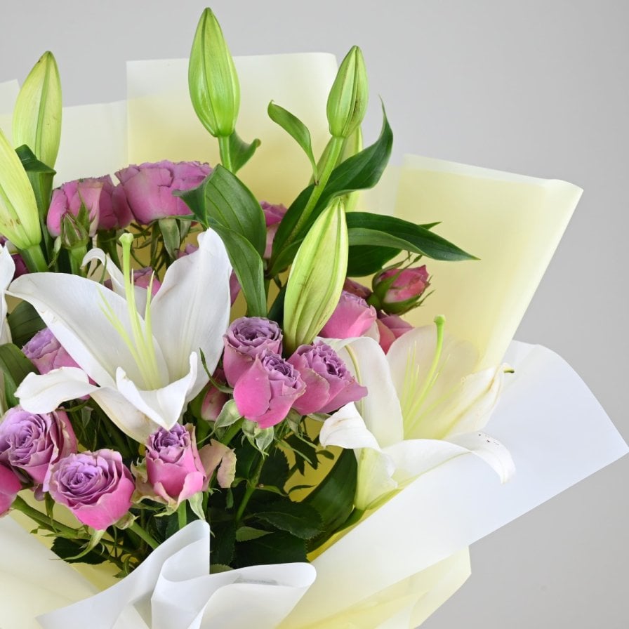 باقة ورد ليليوم ابيض و بيبي روز موف