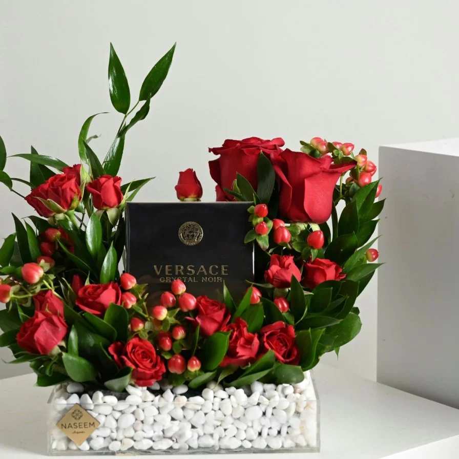 تنسيق ورد احمر مع عطر فرزاتشي كريستال نوار 90 مل ( نسائي )