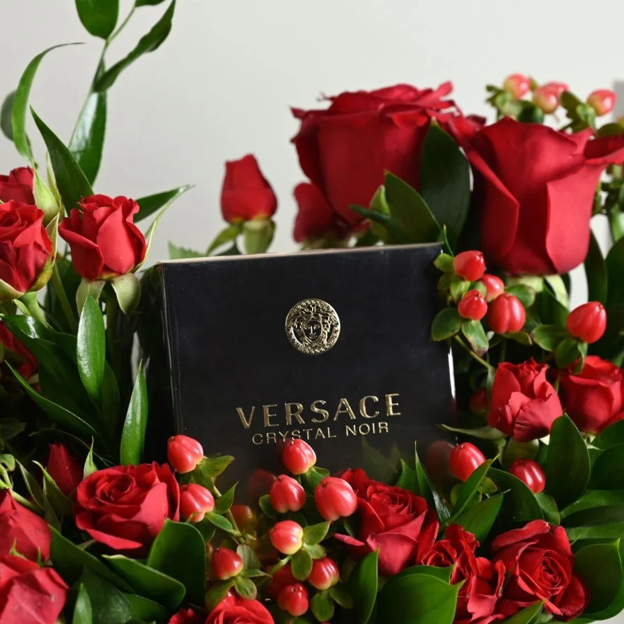 تنسيق ورد احمر مع عطر فرزاتشي كريستال نوار 90 مل ( نسائي )