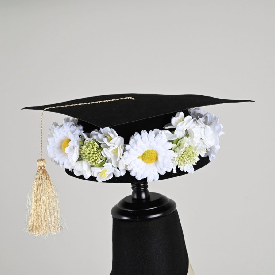 مجموعة عقد و قبعة للتخرج بتنسيق ابيض