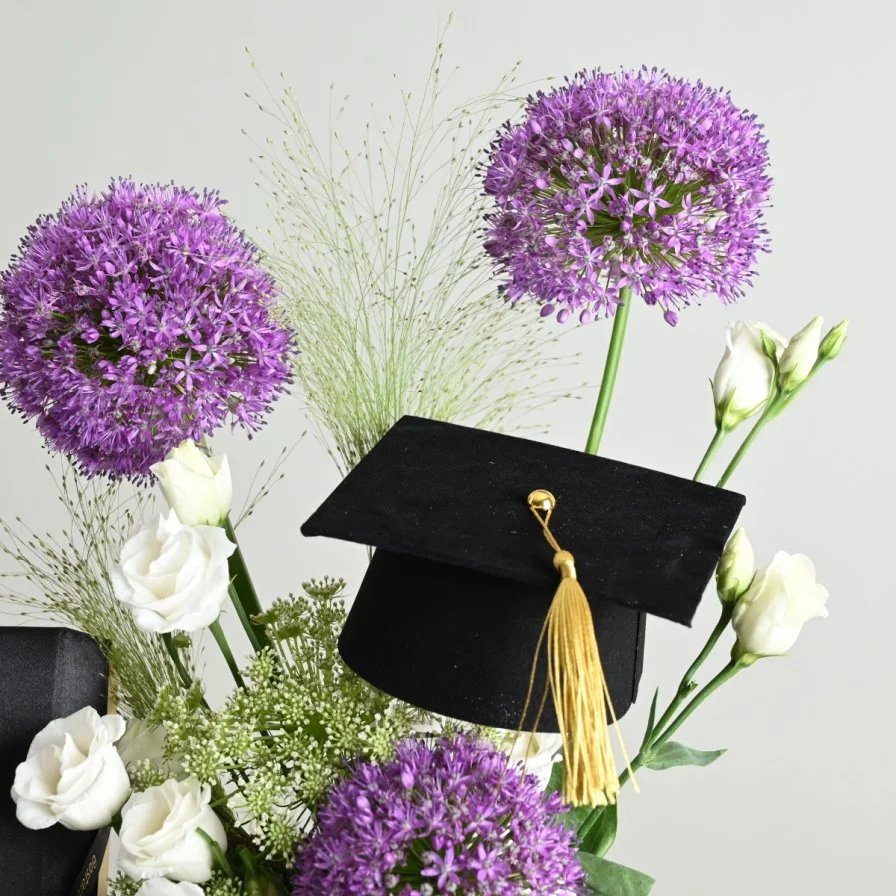 هدية ورد و تشوكلت التخرج