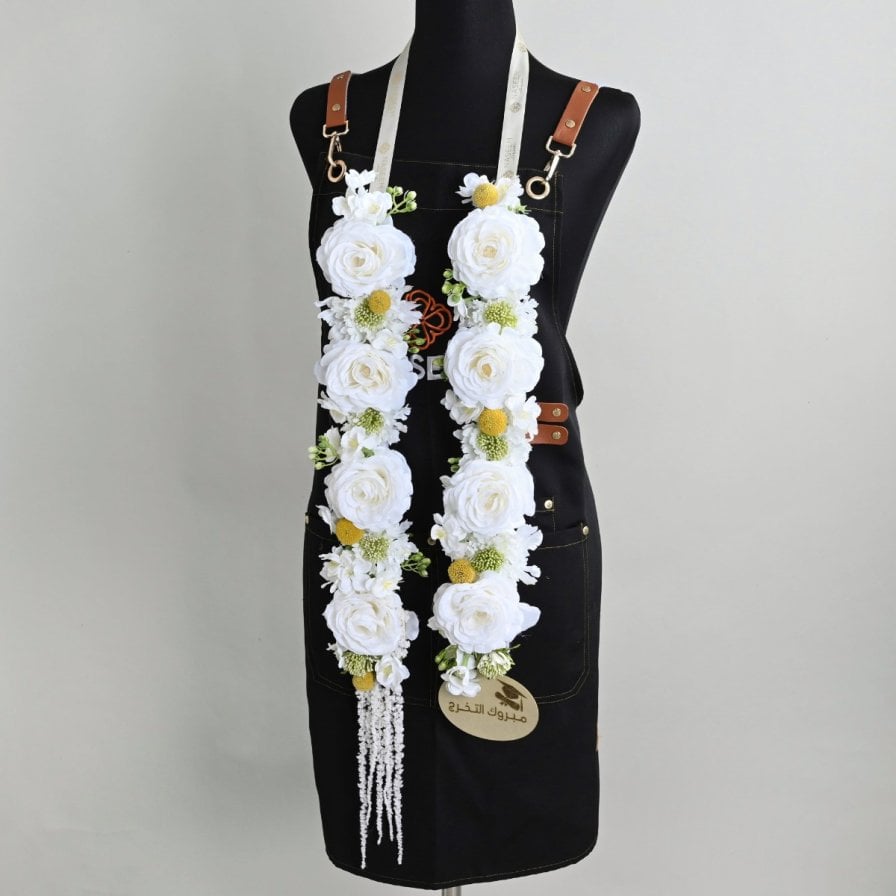 مجموعة عقد و قبعة للتخرج بتنسيق ابيض