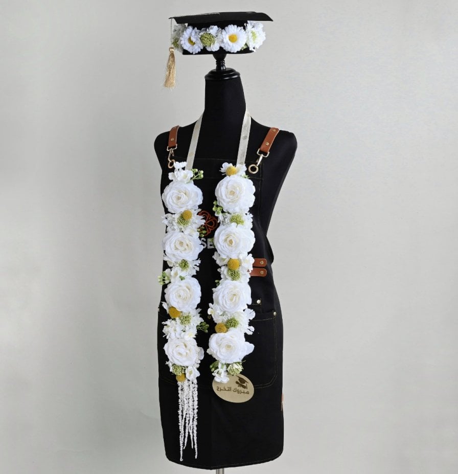 مجموعة عقد و قبعة للتخرج بتنسيق ابيض