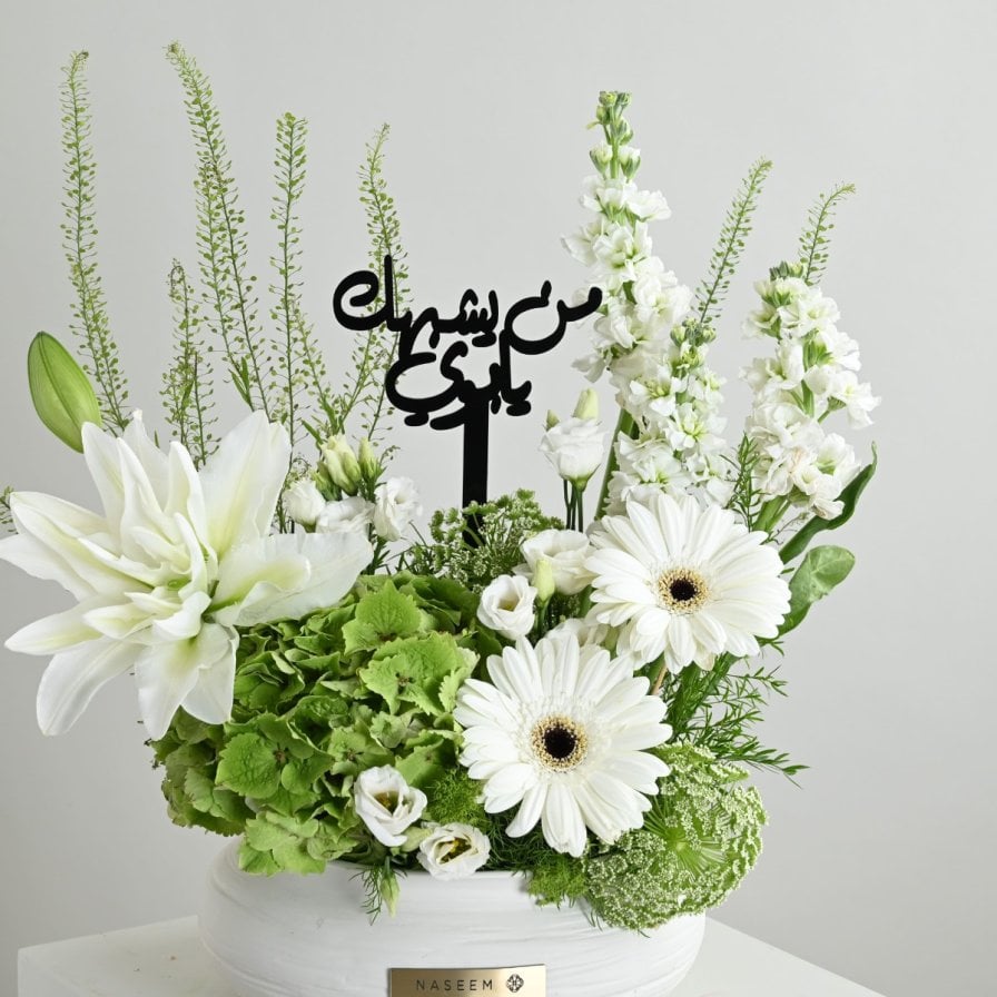 The vase of roses in white, who resembles you, my father ?