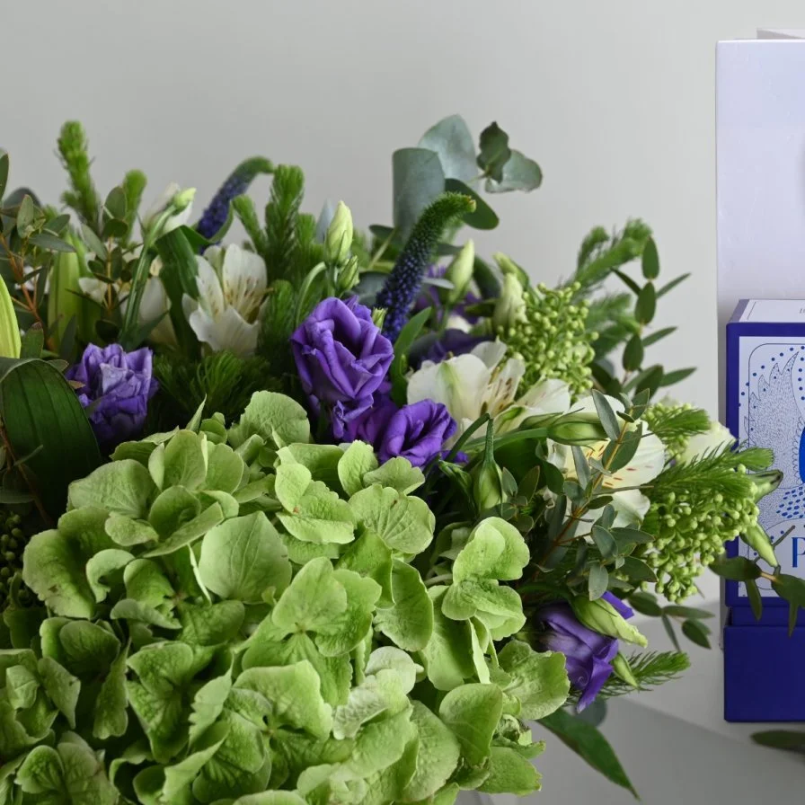 Purple vase with Pocodor chocolate