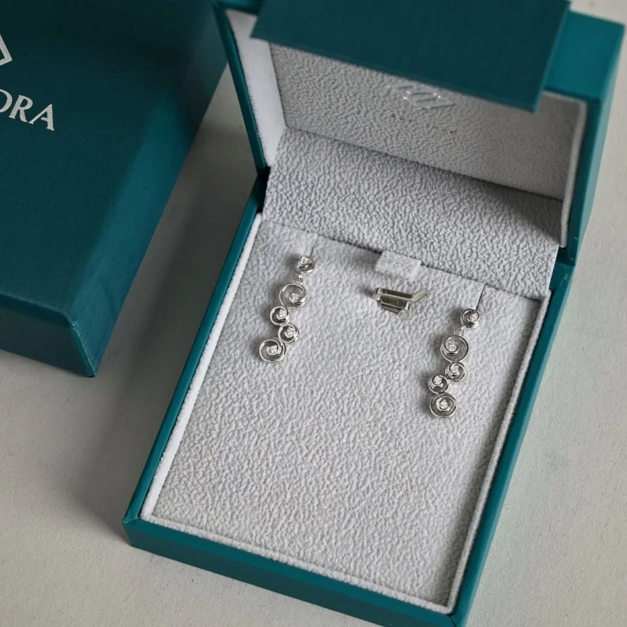 اقراط من الفضة الخالصة عيار 925 مطلية روديوم مرصعة فص ابيض