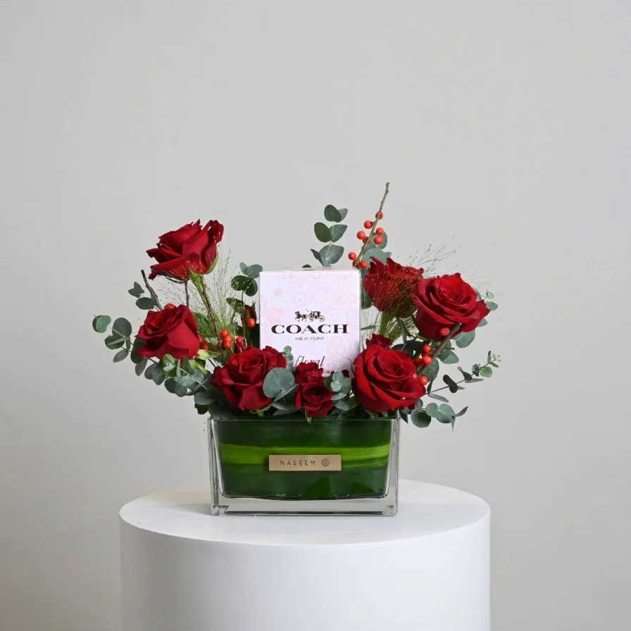 عطر كوتش فلورال بتنسيق الأحمر