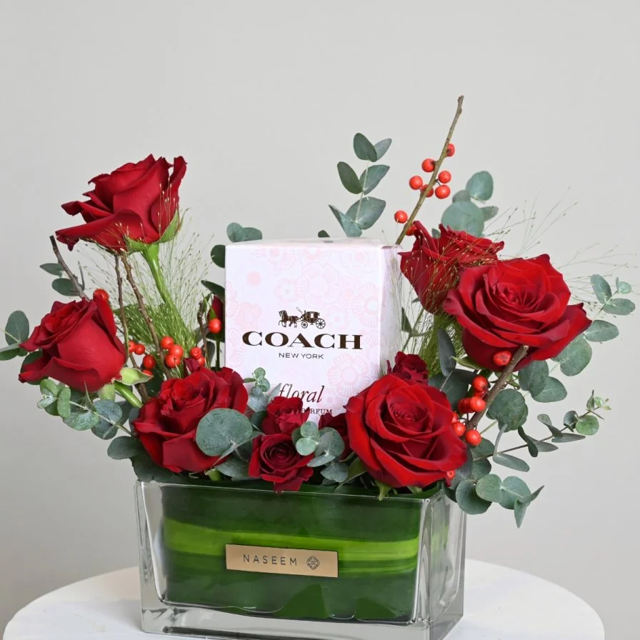 عطر كوتش فلورال بتنسيق الأحمر