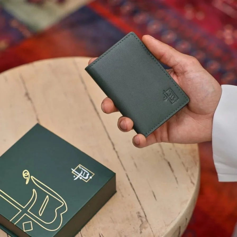 محفظة جلد زيتي ثنائية الطي | لُباب