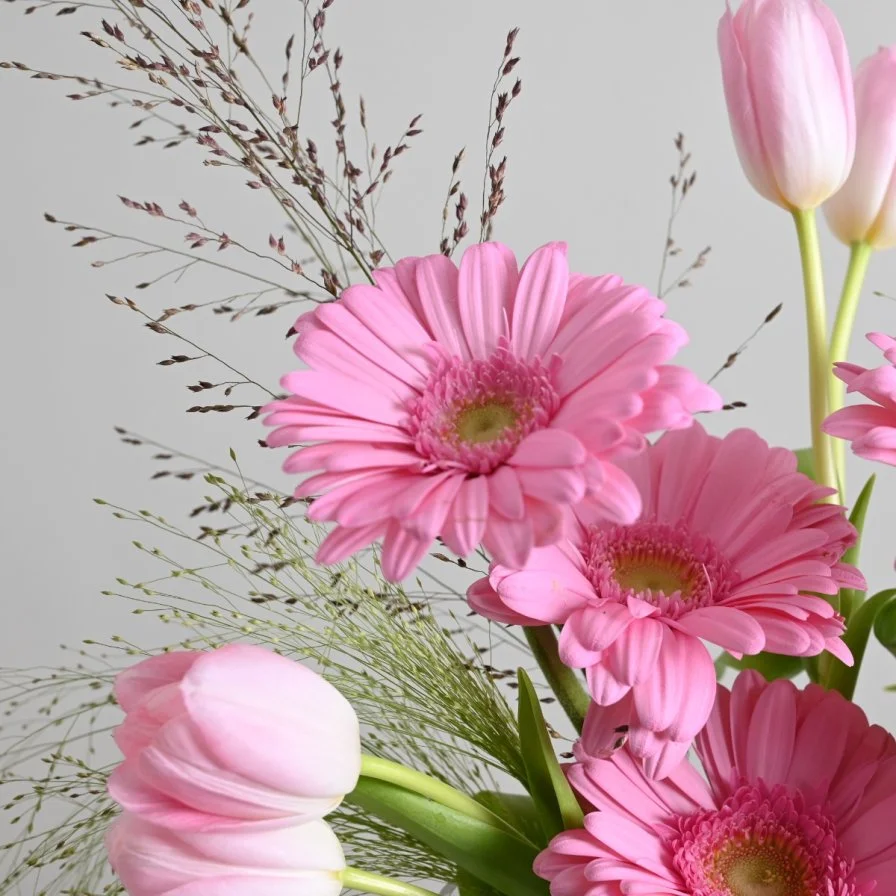 فازة الجيرابيرا و التوليب مع عطر مس ديور