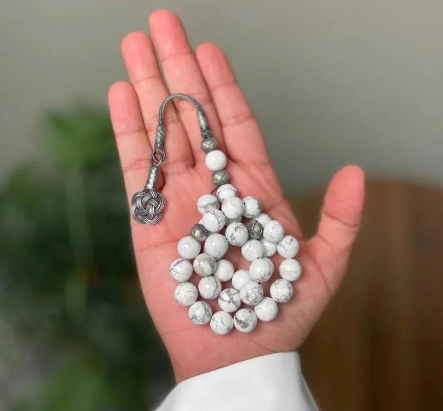 ورد أحمر مع سبحة من شكة