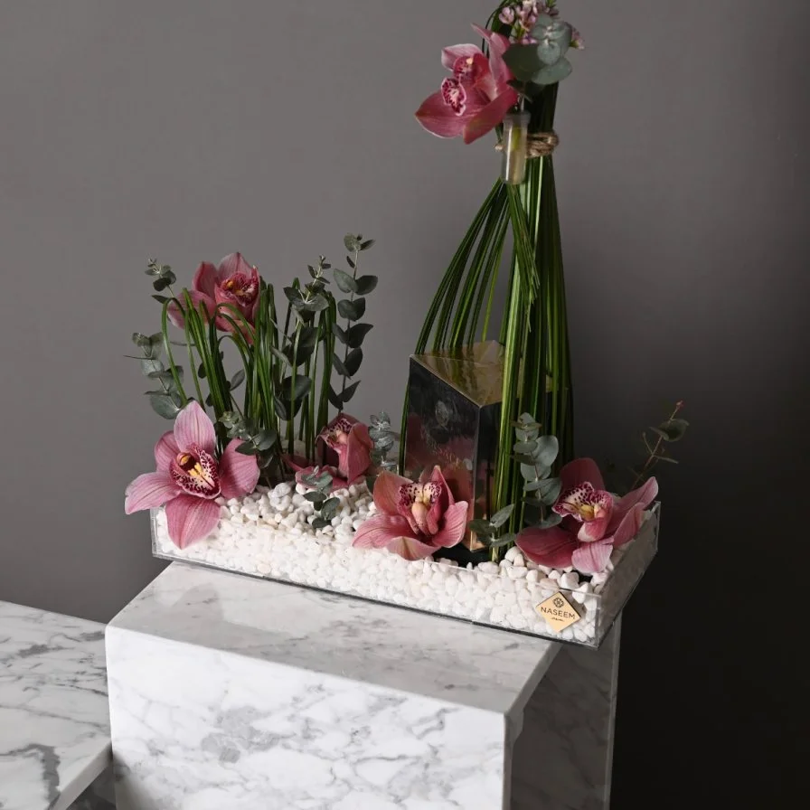 عطر نوار من فيرزاتشي مع زهور السمبيديوم