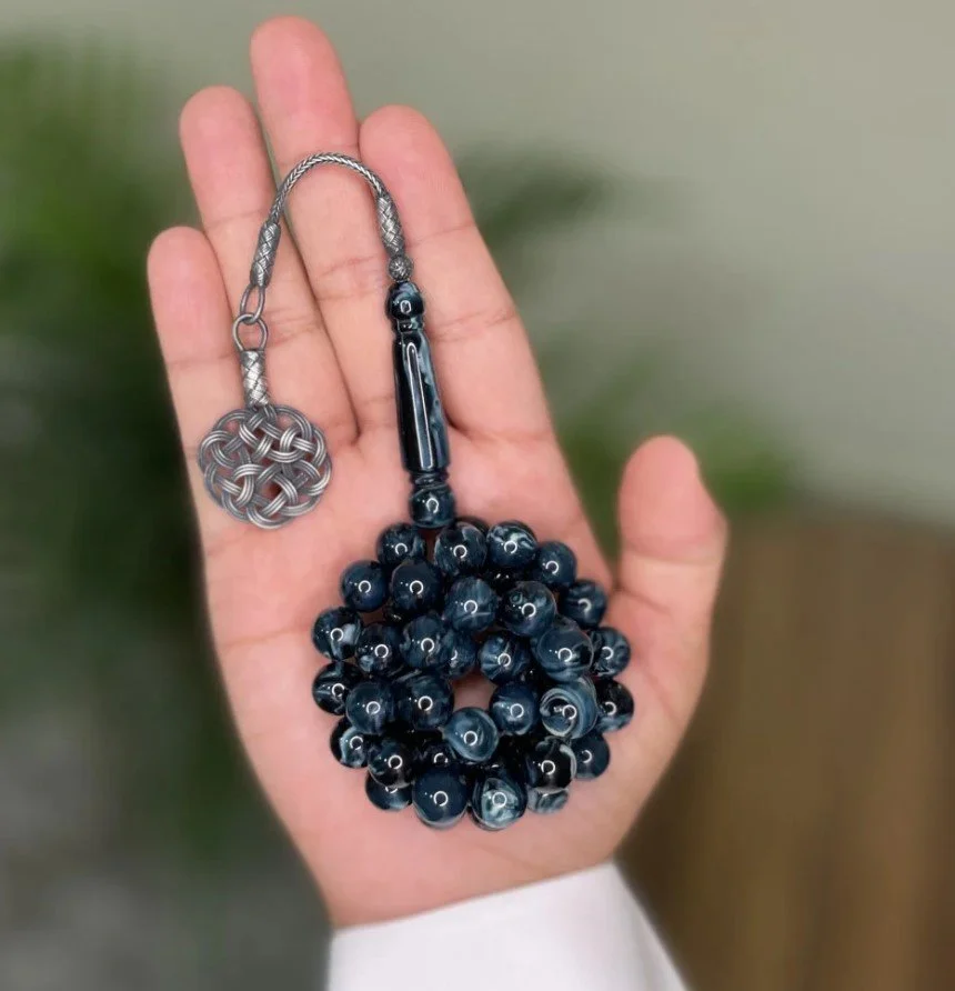 ورد أحمر مع سبحة من شكة