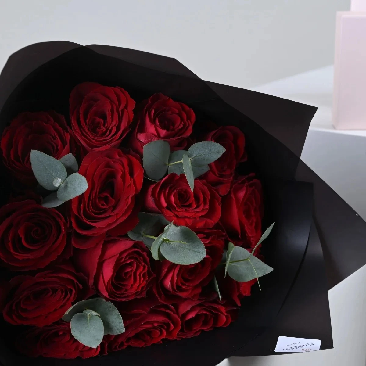 باقة ألمندا الحمراء مع مجوهرات ليرا