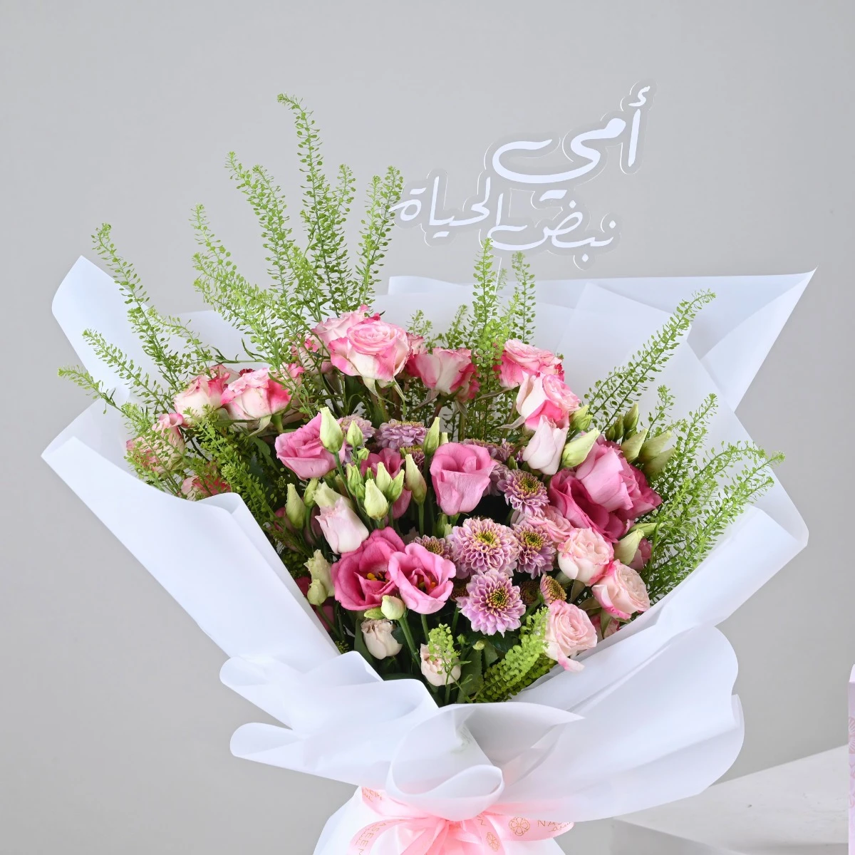 زهور وردية للأم مع عطر من اختيارك